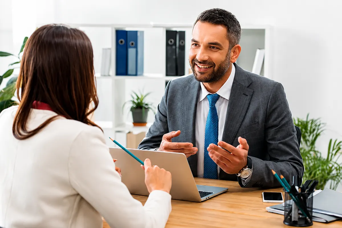 Conseiller BNP PARIBAS en rendez-vous avec une cliente